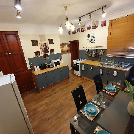 ** Lovely & Cosy Deluxe Double Bedroom + Parking** * ليدز
