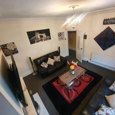 ** Lovely & Cosy Deluxe Double Bedroom + Parking** منزل للإقامة ليدز