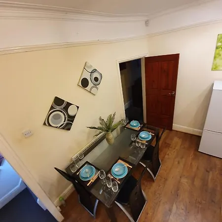 منزل للإقامة ** Lovely & Cosy Deluxe Double Bedroom + Parking** *