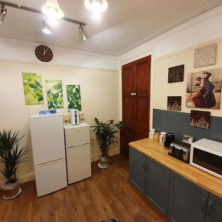 ** Lovely & Cosy Deluxe Double Bedroom + Parking** منزل للإقامة ليدز