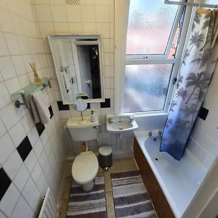 منزل للإقامة ** Lovely & Cosy Deluxe Double Bedroom + Parking** ليدز