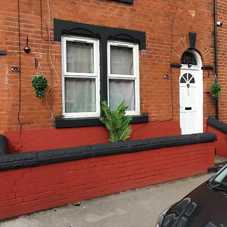 ** Lovely & Cosy Deluxe Double Bedroom + Parking** * ليدز