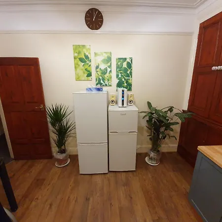 ** Lovely & Cosy Deluxe Double Bedroom + Parking** منزل للإقامة