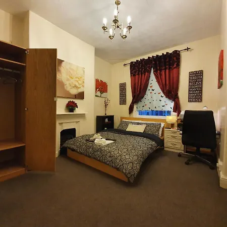منزل للإقامة ** Lovely & Cosy Deluxe Double Bedroom + Parking**