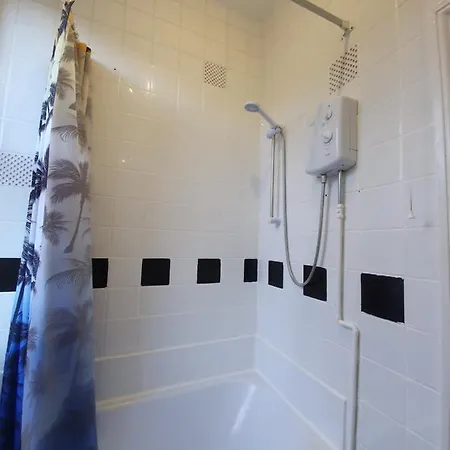 ** Lovely & Cosy Deluxe Double Bedroom + Parking** منزل للإقامة