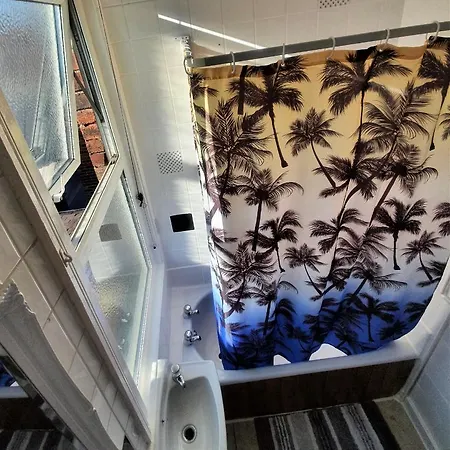 ** Lovely & Cosy Deluxe Double Bedroom + Parking** ليدز