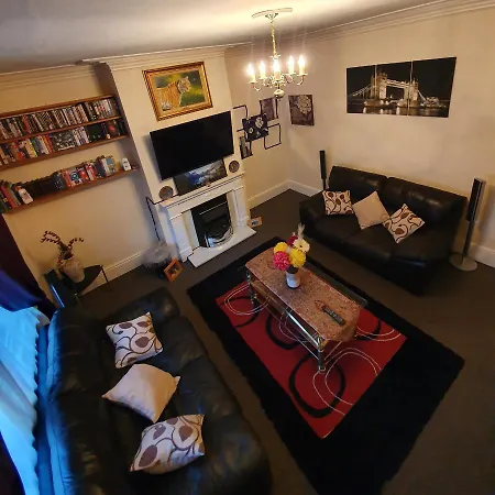منزل للإقامة ** Lovely & Cosy Deluxe Double Bedroom + Parking** ليدز