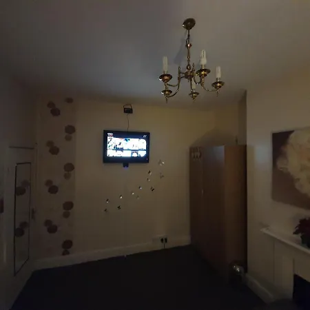 ** Lovely & Cosy Deluxe Double Bedroom + Parking** منزل للإقامة ليدز