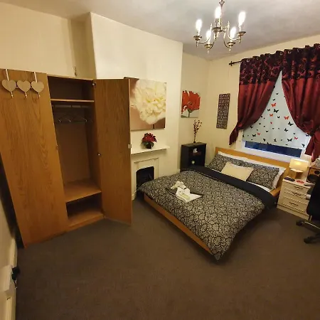 منزل للإقامة ** Lovely & Cosy Deluxe Double Bedroom + Parking** ليدز