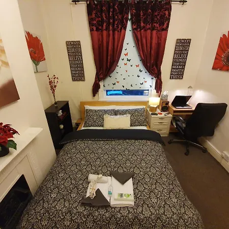 Alloggio in famiglia ** Lovely & Cosy Deluxe Double Bedroom + Parking**