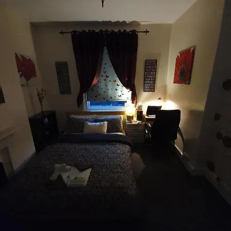 ** Lovely & Cosy Deluxe Double Bedroom + Parking** ليدز
