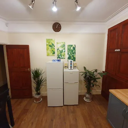 ** Lovely & Cosy Deluxe Double Bedroom + Parking**